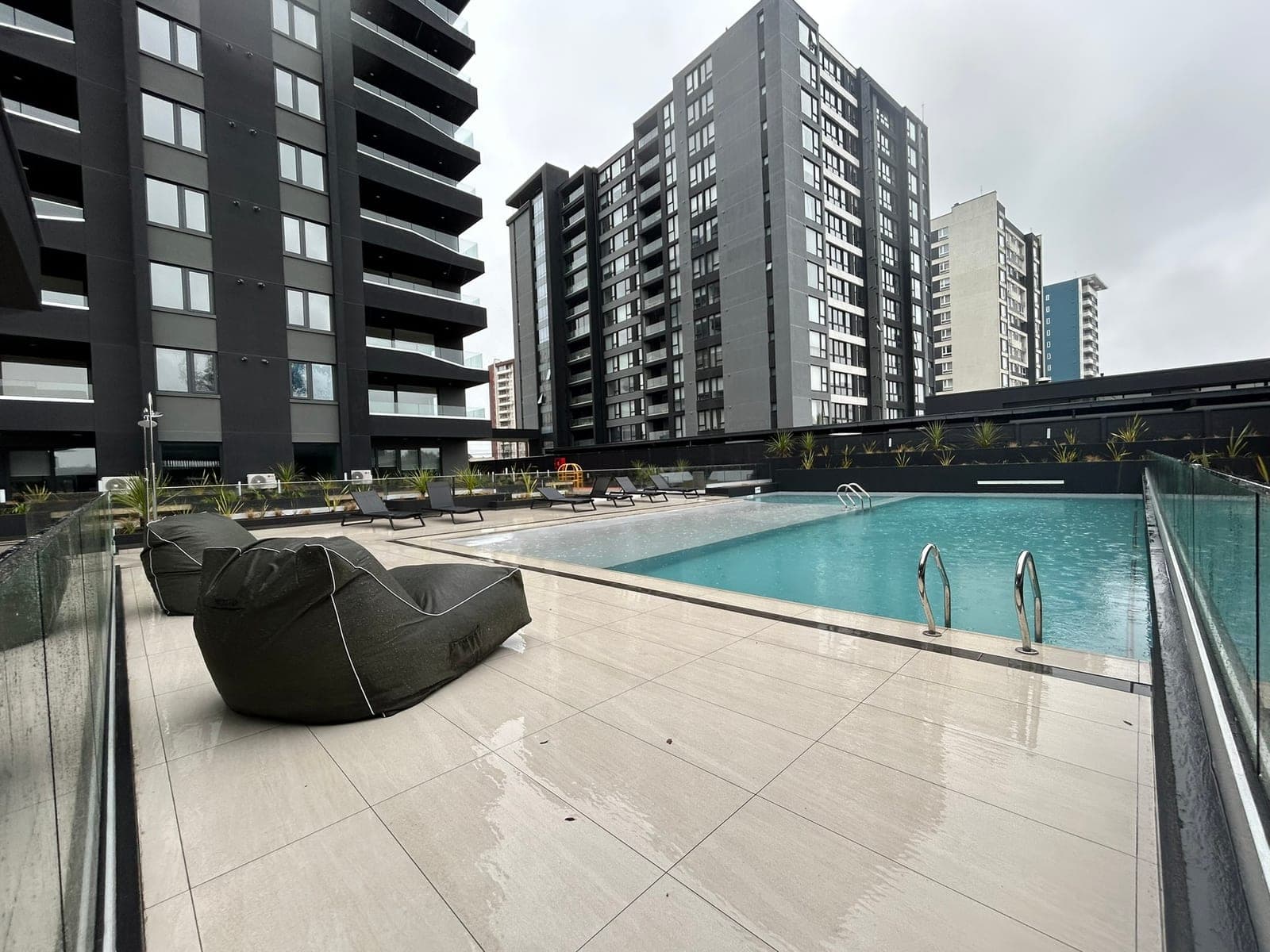 Piscina y fachada interior del Edificio Soul
